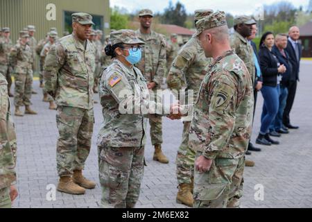 Christopher Cavoli, comandante generale dell'esercito degli Stati Uniti d'Europa e Africa, visita le truppe della Brigata di sostegno del 16th e presenta monete alla caserma delle Ordinanze del Reno a Kaiserslautern, Germania il 26 aprile 2022. Il generale Cavoli li ha ringraziati per tutto il duro lavoro svolto dai soldati e li sacrifica e le loro famiglie negli ultimi mesi. Foto Stock