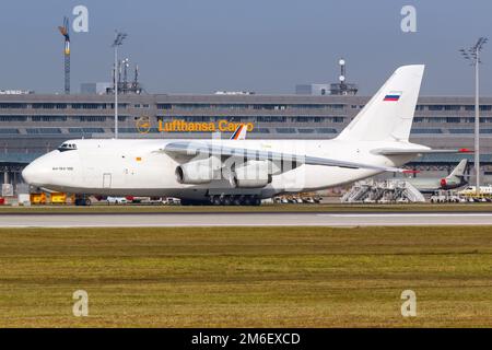 Volga-Dnepr Airlines Antonov AN-124-100 Flughafen MÃ¼nchen in Deutschland Foto Stock