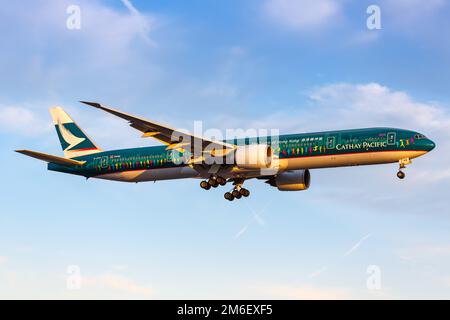 Cathay Pacific Boeing 777-300ER Flugzeug Sonderbemalung The Spirit of Hong Kong Foto Stock