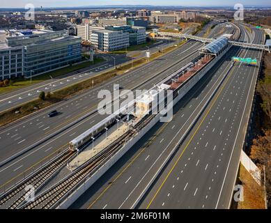 Vista aerea della stazione della metropolitana Silver Line e dell'aeroporto di Dulles negli Stati Uniti Foto Stock