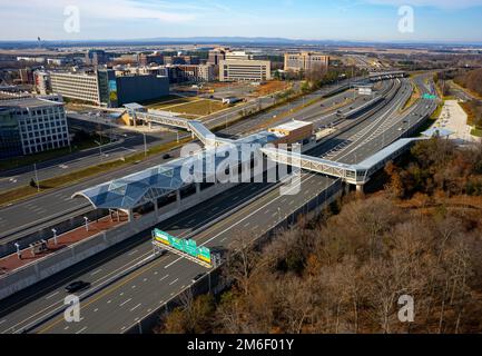Vista aerea della stazione della metropolitana Silver Line e dell'aeroporto di Dulles negli Stati Uniti Foto Stock