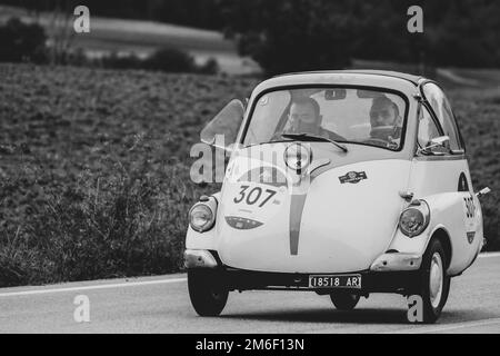 CAGLI , ITALIA - OTT 24 - 2020 : ISO RIVOLTA ISETTA 1956 su una vecchia auto da corsa nel rally Mille miglia 2020 il famoso histo italiano Foto Stock