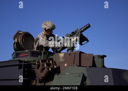 STATI UNITI Alex Jobe, un simpaticissimo equipaggio di veicoli con il 2nd squadrone, 11th reggimento di cavalleria corazzata, ispeziona il sistema di armi su un veicolo blindato durante la parte di emissione del veicolo della Sullivan Cup a Fort Benning, GA., 26 aprile 2022. La Sullivan Cup è una competizione biennale che mette alla prova i migliori equipaggi di carri armati della Armor Branch, negli Stati Uniti Marine Corps e partner internazionali. Foto Stock