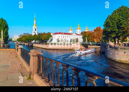 Vista della cupola di St. Cattedrale navale di Nicholas dall'intersezione del canale di Griboyedov e del canale di Kryukov, Krasnogvardeys Foto Stock