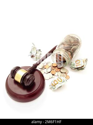 Gavel legale con centesimi di dollari crumpled fatture e vasetto di moneta isolato su bianco Foto Stock