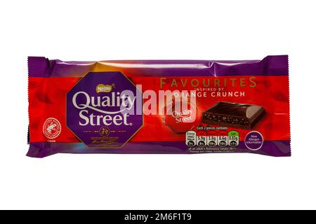 Bar of Quality Street Favourites ispirato alla barra di cioccolato Orange Crunch di Nestle isolato su sfondo bianco Foto Stock