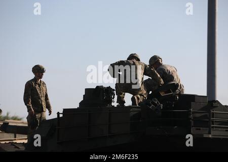 Da sinistra, U.S. Joshua Kramer, Tank driver, SPC. Arath Flores, Tank loader e staff Sgt. Alex Jobe, Tank Commander, tutti da 2nd Squadron, 11th Armored Cavallry Regiment, lavorano sui supporti delle armi del loro carro armato durante le attività di pesca del veicolo il secondo giorno della Sullivan Cup, a Fort Benning, GA., aprile 26, 2022. Durante il giorno 2, gli equipaggi della Sullivan Cup hanno una disposizione delle attrezzature, disegnano veicoli e conducono PMC (controlli di manutenzione preventiva), per garantire che i loro veicoli siano pronti per la gara. Foto Stock