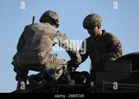 Da sinistra, U.S. Il personale dell'esercito Sgt. Alex Jobe, comandante del carro armato e SPC. Arath Flores, caricatore del carro armato, entrambi da 2nd Squadron, 11th reggimento della cavalleria blindata, lavora sul supporto per la mitragliatrice M240 del carro durante le attività di traino del veicolo il secondo giorno della Coppa Sullivan, a Fort Benning, GA., aprile 26, 2022. Durante il giorno 2, gli equipaggi della Sullivan Cup hanno una disposizione delle attrezzature, disegnano veicoli e conducono PMC (controlli di manutenzione preventiva), per garantire che i loro veicoli siano pronti per la gara. Foto Stock