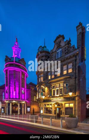 The Dun Cow Inn & Sunderland Empire Theatre al crepuscolo, Sunderland, Tyne & Wear, Inghilterra, Regno Unito Foto Stock