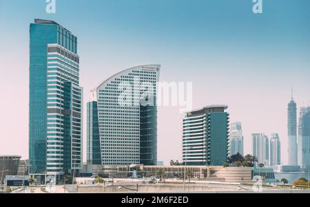 Hotel InterContinental Dubai Marina, un IHG Hotel e Crowne Plaza Hotel. Vista degli alti edifici del quartiere residenziale di Dubai Marina in soleggiato Foto Stock