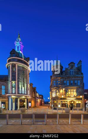 The Dun Cow Inn & Sunderland Empire Theatre al crepuscolo, Sunderland, Tyne & Wear, Inghilterra, Regno Unito Foto Stock