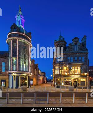 The Dun Cow Inn & Sunderland Empire Theatre al crepuscolo, Sunderland, Tyne & Wear, Inghilterra, Regno Unito Foto Stock