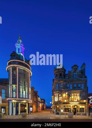 The Dun Cow Inn & Sunderland Empire Theatre al crepuscolo, Sunderland, Tyne & Wear, Inghilterra, Regno Unito Foto Stock