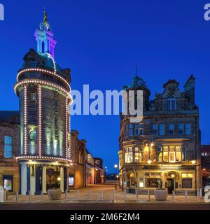 The Dun Cow Inn & Sunderland Empire Theatre al crepuscolo, Sunderland, Tyne & Wear, Inghilterra, Regno Unito Foto Stock