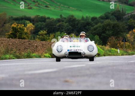 LOTUS UNDICI COVENTRY CULMINE 1100 1956 su una vecchia auto da corsa nel rally Mille miglia 2020 la famosa corsa storica italiana (1927- Foto Stock