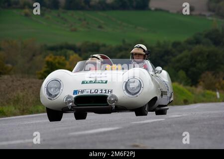 LOTUS UNDICI COVENTRY CULMINE 1100 1956 su una vecchia auto da corsa nel rally Mille miglia 2020 la famosa corsa storica italiana (1927- Foto Stock