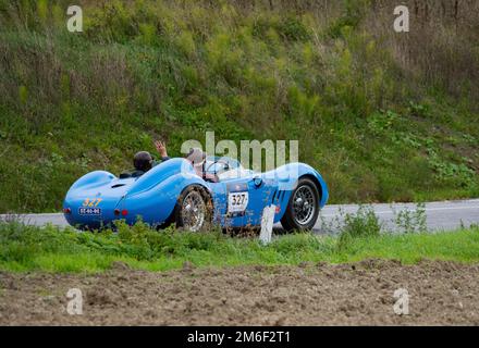 MASERATI 200 S1955 su una vecchia auto da corsa nel rally Mille miglia 2020 la famosa gara storica italiana (1927-1957) Foto Stock