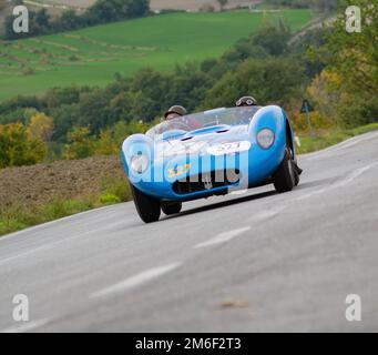 MASERATI 200 S1955 su una vecchia auto da corsa nel rally Mille miglia 2020 la famosa gara storica italiana (1927-1957) Foto Stock