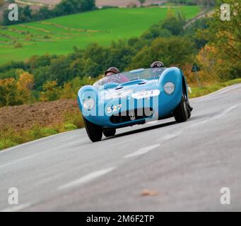 MASERATI 200 S1955 su una vecchia auto da corsa nel rally Mille miglia 2020 la famosa gara storica italiana (1927-1957) Foto Stock