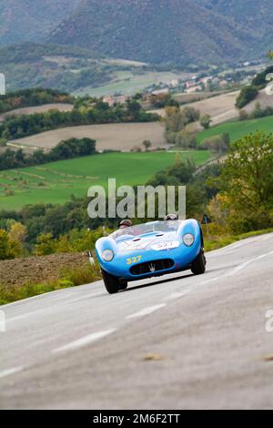 MASERATI 200 S1955 su una vecchia auto da corsa nel rally Mille miglia 2020 la famosa gara storica italiana (1927-1957) Foto Stock