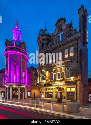 The Dun Cow Inn & Sunderland Empire Theatre al crepuscolo, Sunderland, Tyne & Wear, Inghilterra, Regno Unito Foto Stock