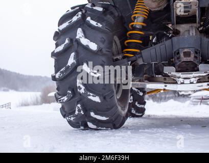 Primo piano di una ruota quadrupla e di una trazione integrale. A cavallo di una quad. Foto Stock