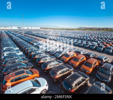 Grande magazzino di automobili sul sito della concessionaria auto. Stoccaggio di macchine nuove. Foto Stock