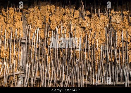 Muro di vimini con argilla di vecchio fienile rurale villaggio primo piano come sfondo arrustuc Foto Stock