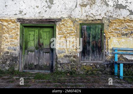 Vecchia porta e finestra sul vecchio muro di mattoni Foto Stock