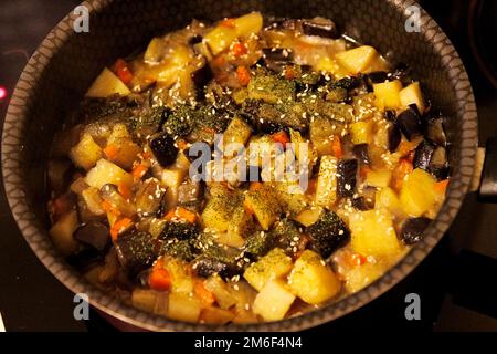 Patate con melanzane e carote, piatto cotto su piatto. Foto Stock