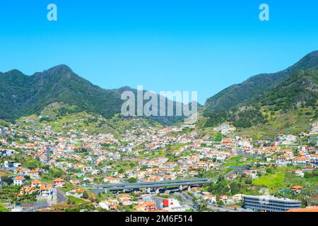 Maderia villaggio città montagne skyline Foto Stock