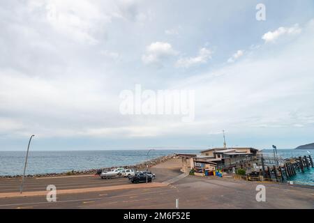 Penneshaw, Kangaroo Island, South Australia - 17 gennaio 2019: Ingresso principale del terminal dei traghetti Sealink visto dal parcheggio al tramonto durante la stagione estiva Foto Stock