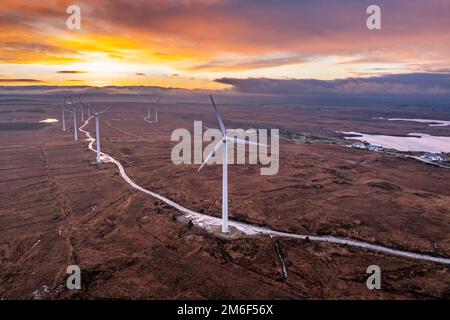 Incredibile alba presso il parco a vento Loughderryduff tra Ardara e Portnoo nella contea di Donegal, Irlanda. Foto Stock