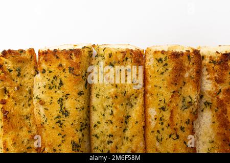 La baguette all'aglio si attacca su uno sfondo bianco Foto Stock