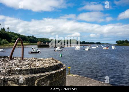 BALLINA, IRLANDA - 15 2022 LUGLIO - navi ormeggiate sul fiume Moy. Foto Stock