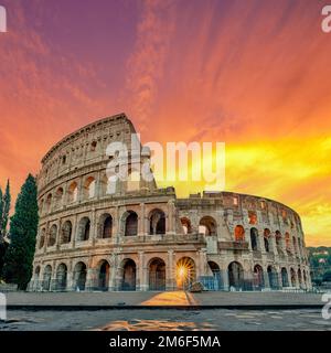 Colosseo all'alba a Roma Foto Stock