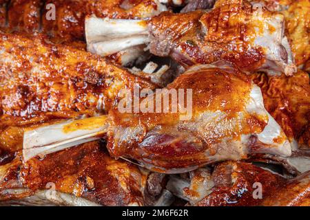 Fusto al forno (turco: Incik, incik) su un vassoio pronto per essere servito nel ristorante. Vitello di manzo. Stinco di agnello alimentato con erba di grado A. Stea turca classica Foto Stock