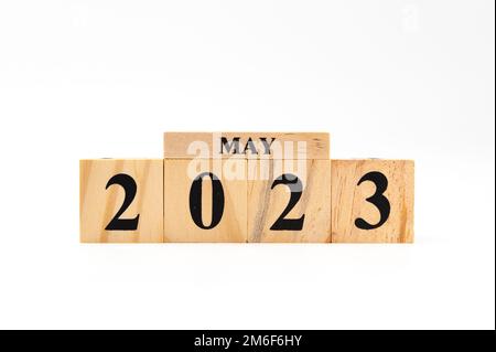 Maggio 2023 scritto su blocchi di legno isolati su sfondo bianco con spazio di copia. Foto Stock
