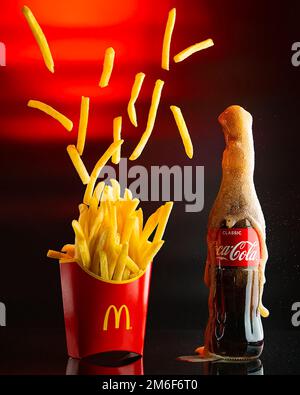 Patatine fritte e cocacolat in bottiglia. Foto Stock