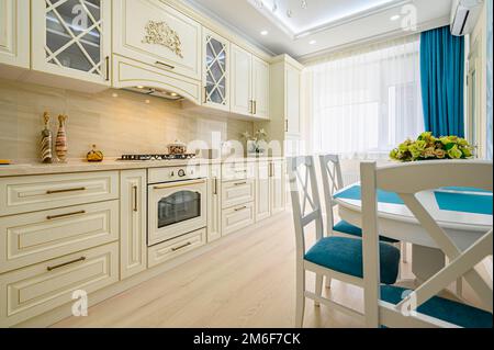 Mobili beige, bianco e ciano in cucina in stile provenzale, Foto Stock