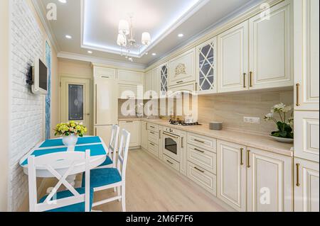 Mobili beige, bianco e ciano in cucina in stile provenzale, Foto Stock