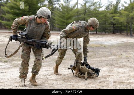 Soldati con la pratica 2nd-113th che si muovono come squadre di amici alla base congiunta McGuire-Dix-Lakehurst, NJ, 23 aprile 2022. Questi soldati si sono esercitati per migliorare la loro abilità nel funzionamento del M240 e nel funzionamento come equipaggi della mitragliatrice. Foto Stock