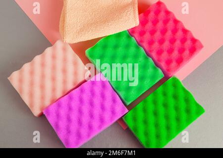 Kit di pulizia e pulizia bagno e cucina, spugne colorate, il concetto di pulizia primavera Foto Stock
