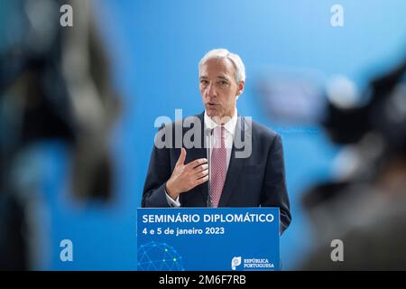 Lissabon, Portogallo. 04th Jan, 2023. Joao Gomes Cravinho, ministro degli Affari esteri del Portogallo, interviene in una conferenza stampa dopo una conferenza degli ambasciatori portoghesi. Credit: Christophe Gateau/dpa/Alamy Live News Foto Stock