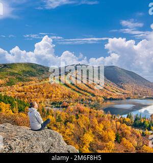 Donna escursionismo a artista Bluff in autunno Foto Stock