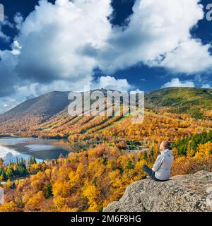 Donna escursionismo a artista Bluff in autunno Foto Stock