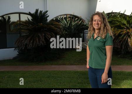 STAZIONE NAVALE ROTA, Spagna (26 aprile 2022) Alba Fernández Neva, assistente del programma per bambini e giovani (CYP) al Centro di sviluppo per bambini Rota (CDC), si posa per una foto nel cortile del CDC, 26 aprile 2022. Foto Stock