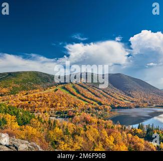 Vista del lago di eco da artista Bluff in autunno Foto Stock