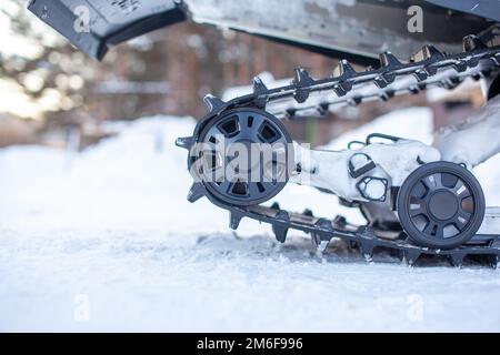 Sospensione posteriore di una motoslitta in inverno. Equitazione sulla neve Foto Stock