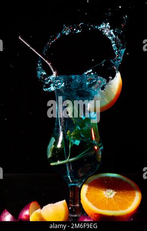 Bevanda blu servita in bicchiere con effetto spruzzi. Foto Stock